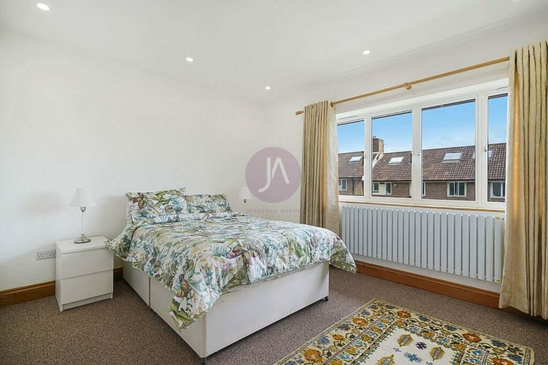 3 bedroom Flat to rent in Bradman House-view10