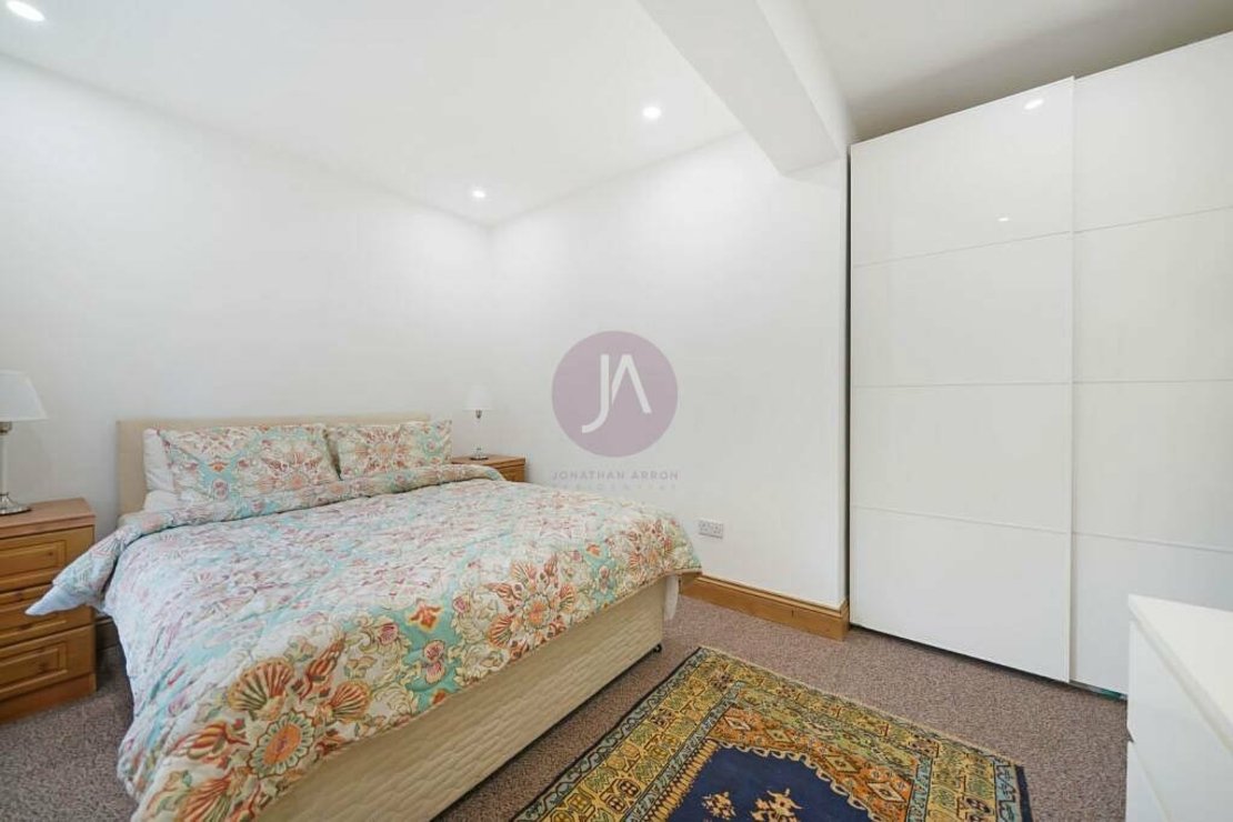 3 bedroom Flat to rent in Bradman House-view7
