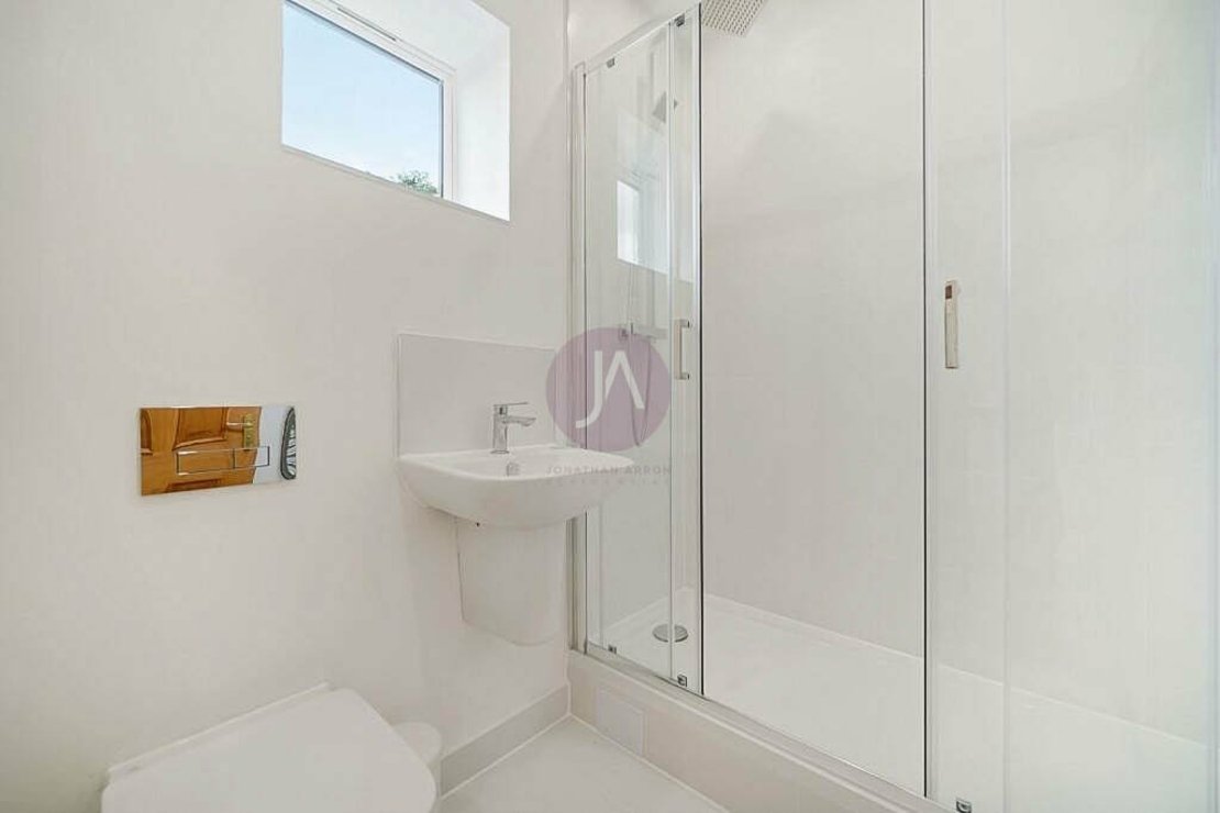 3 bedroom Flat to rent in Bradman House-view12