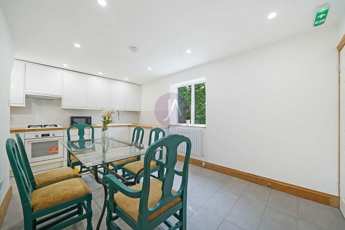 3 bedroom Flat to rent in Bradman House-view6
