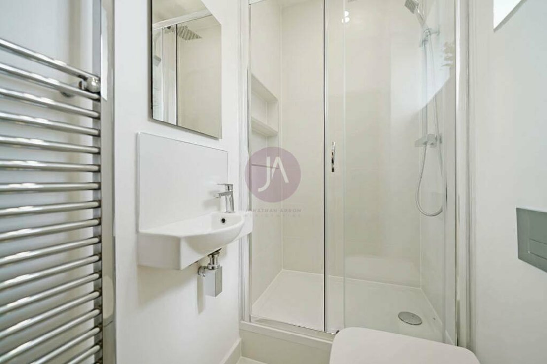 3 bedroom Flat to rent in Bradman House-view11