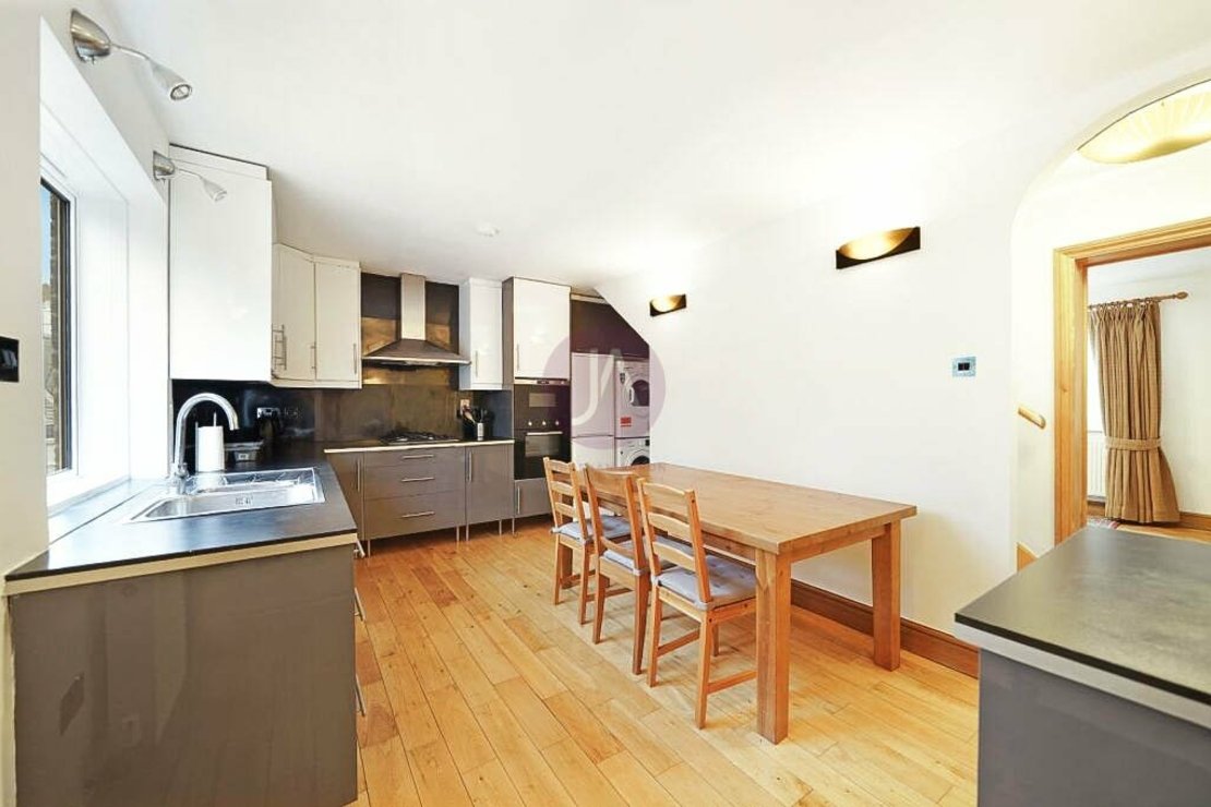 2 bedroom Flat to rent in Bradman House-view5