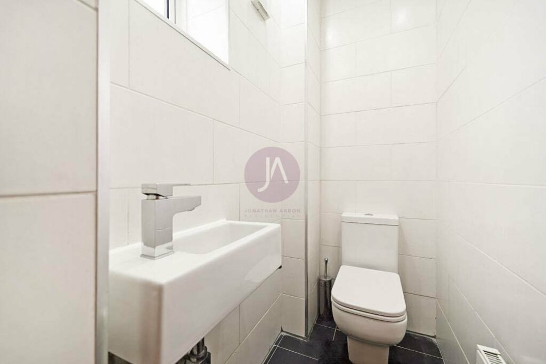 2 bedroom Flat to rent in Bradman House-view11