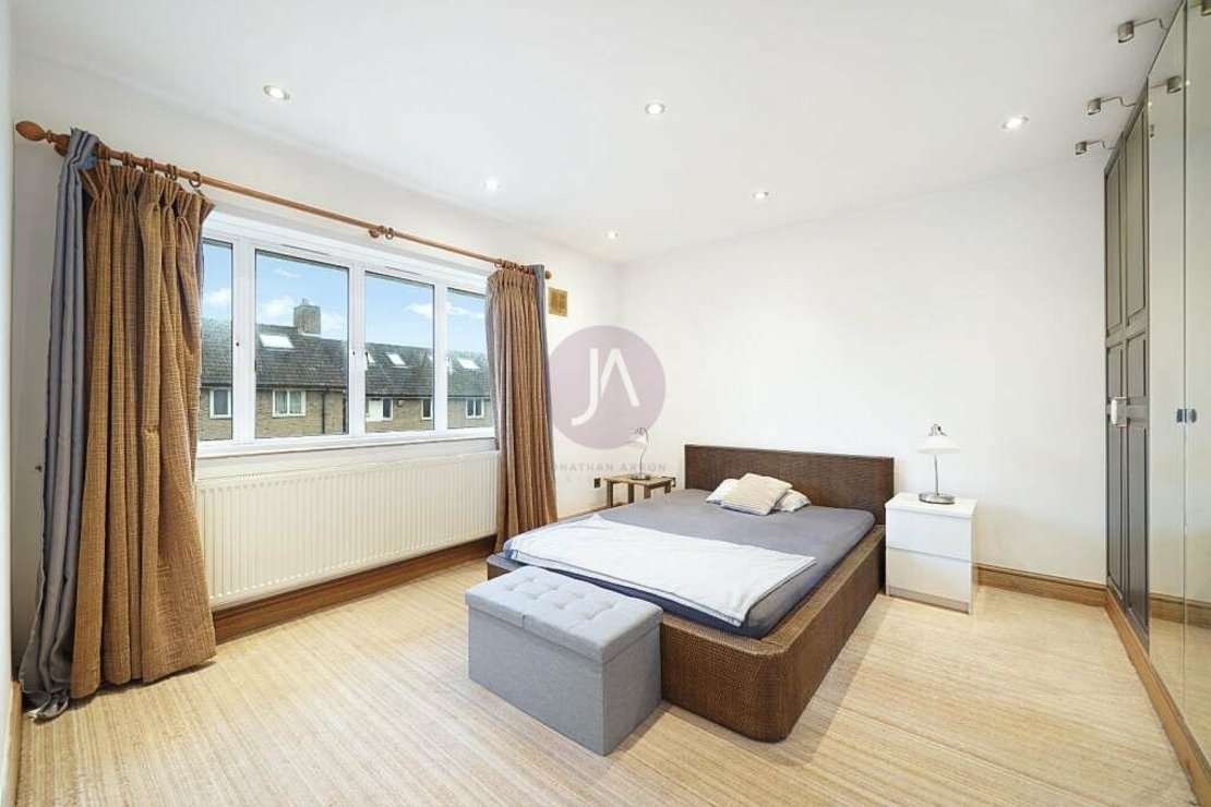 2 bedroom Flat to rent in Bradman House-view6