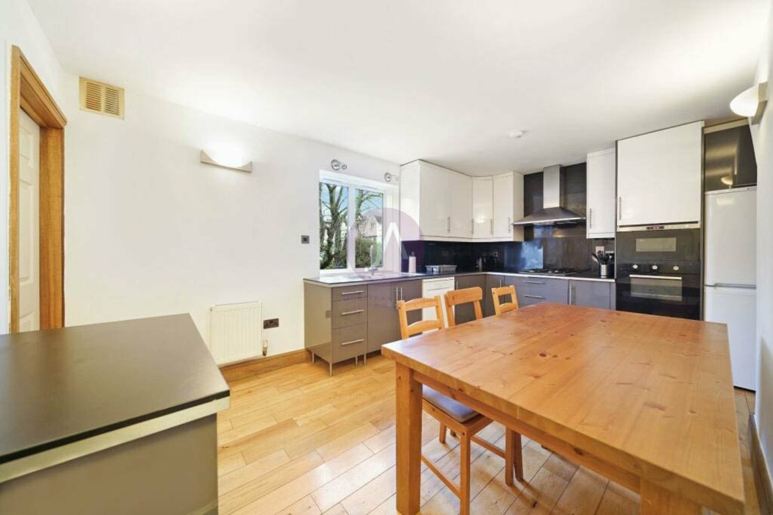 2 bedroom Flat to rent in Bradman House-view4