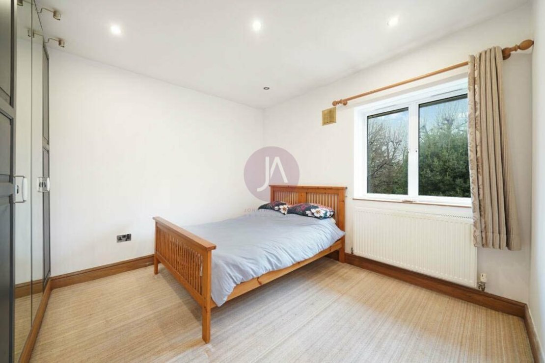 2 bedroom Flat to rent in Bradman House-view7