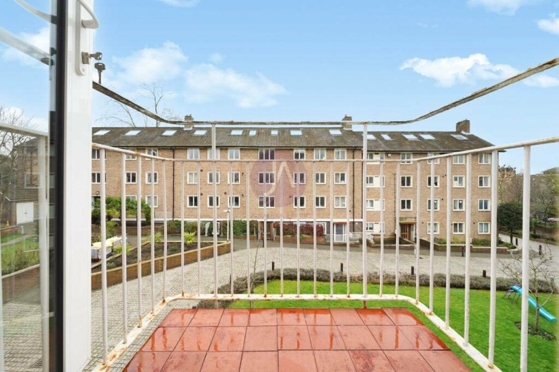 2 bedroom Flat to rent in Bradman House-view12