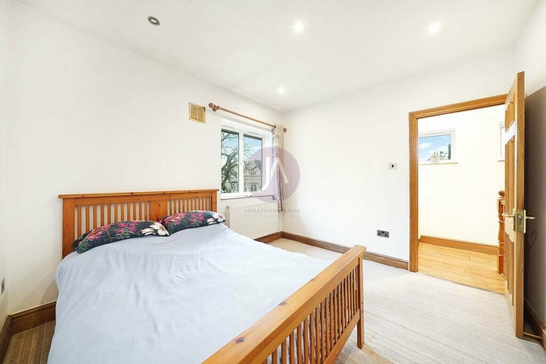 2 bedroom Flat to rent in Bradman House-view9