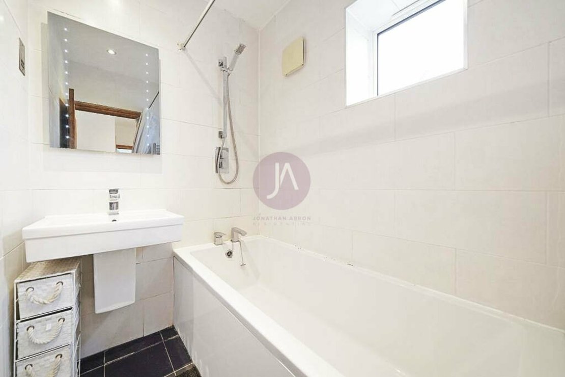 2 bedroom Flat to rent in Bradman House-view10