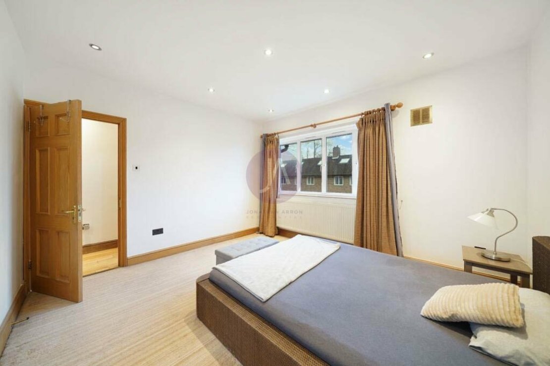 2 bedroom Flat to rent in Bradman House-view8