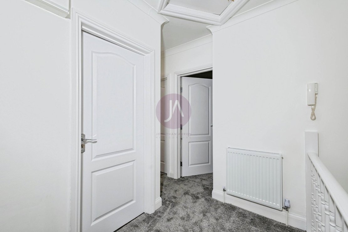 4 bedroom Flat to rent in Brondesbury Road-view14