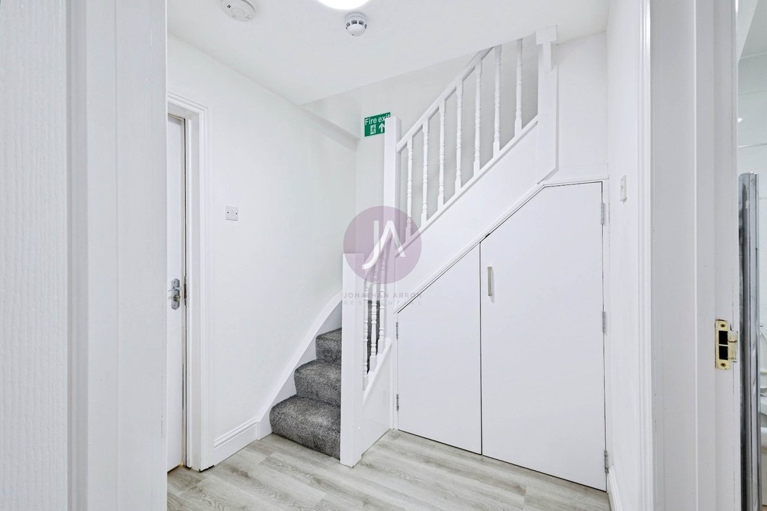 4 bedroom Flat to rent in Brondesbury Road-view15