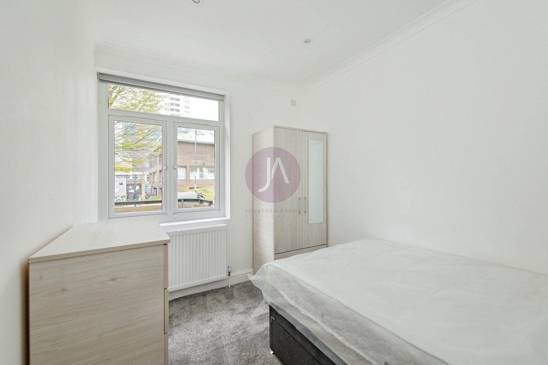 4 bedroom Flat to rent in Brondesbury Road-view4