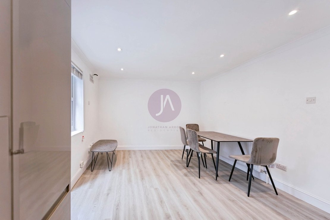 4 bedroom Flat to rent in Brondesbury Road-view3