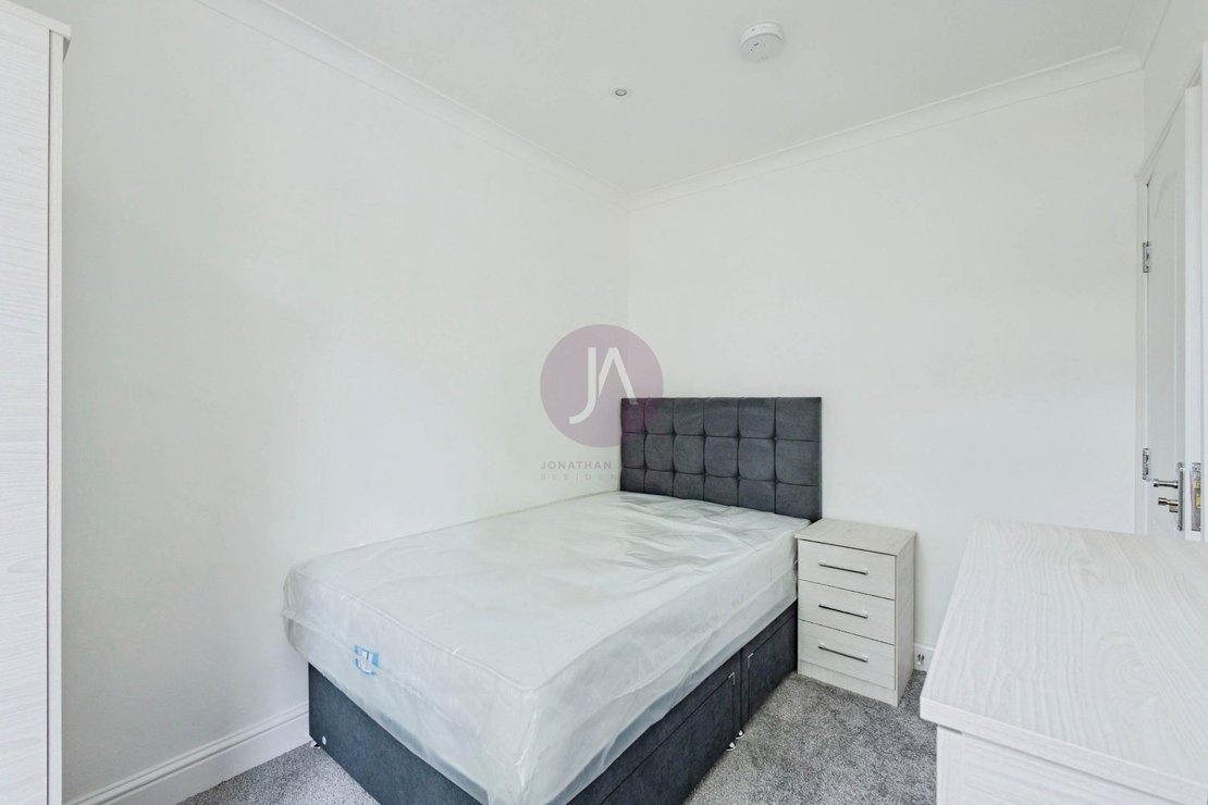 4 bedroom Flat to rent in Brondesbury Road-view8
