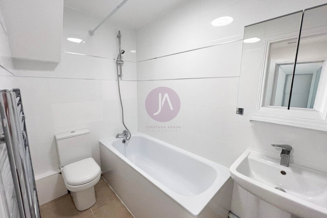 4 bedroom Flat to rent in Brondesbury Road-view7