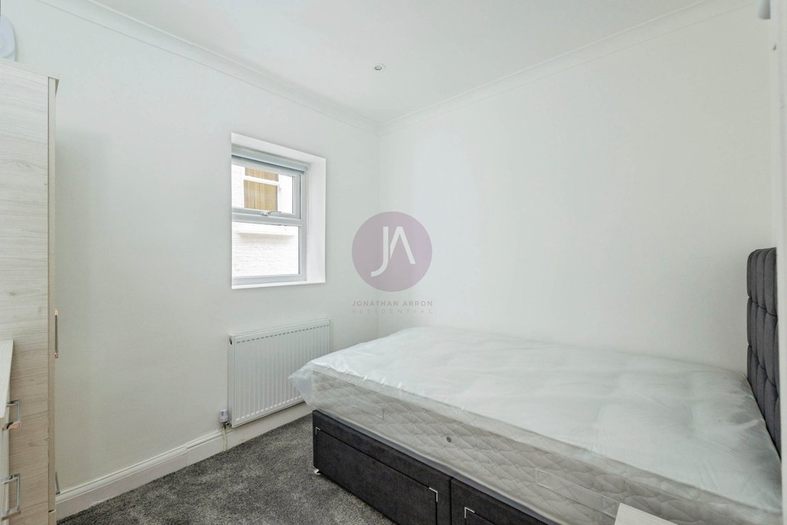 4 bedroom Flat to rent in Brondesbury Road-view5