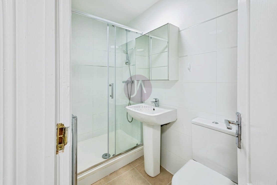 4 bedroom Flat to rent in Brondesbury Road-view11