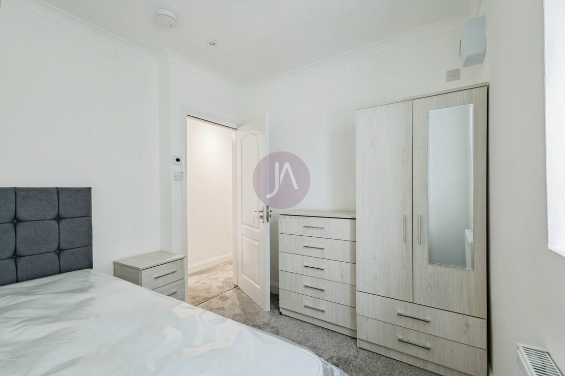 4 bedroom Flat to rent in Brondesbury Road-view6