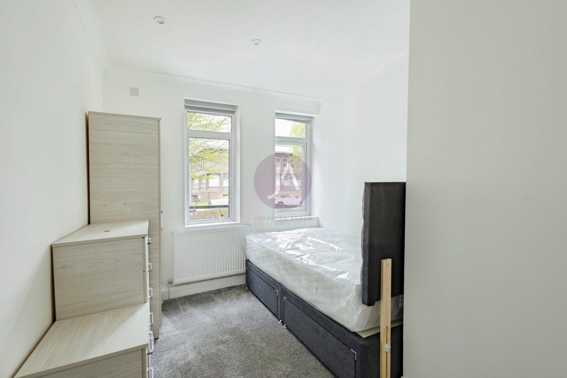4 bedroom Flat to rent in Brondesbury Road-view9