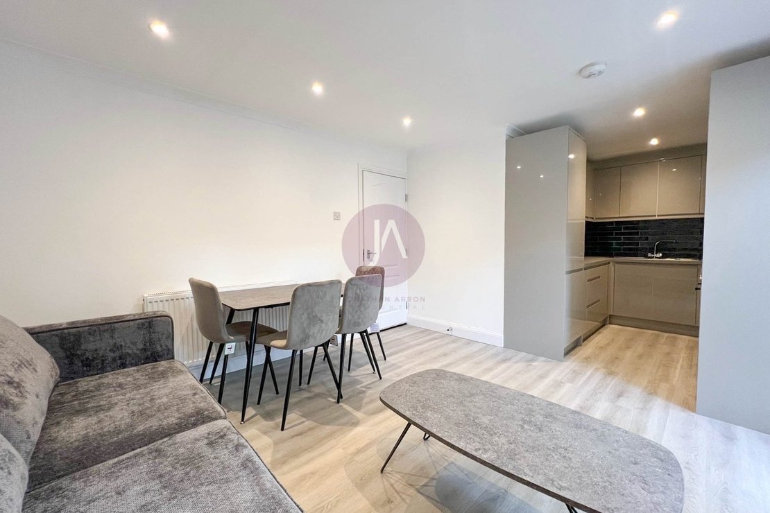 4 bedroom Flat to rent in Brondesbury Road-view2