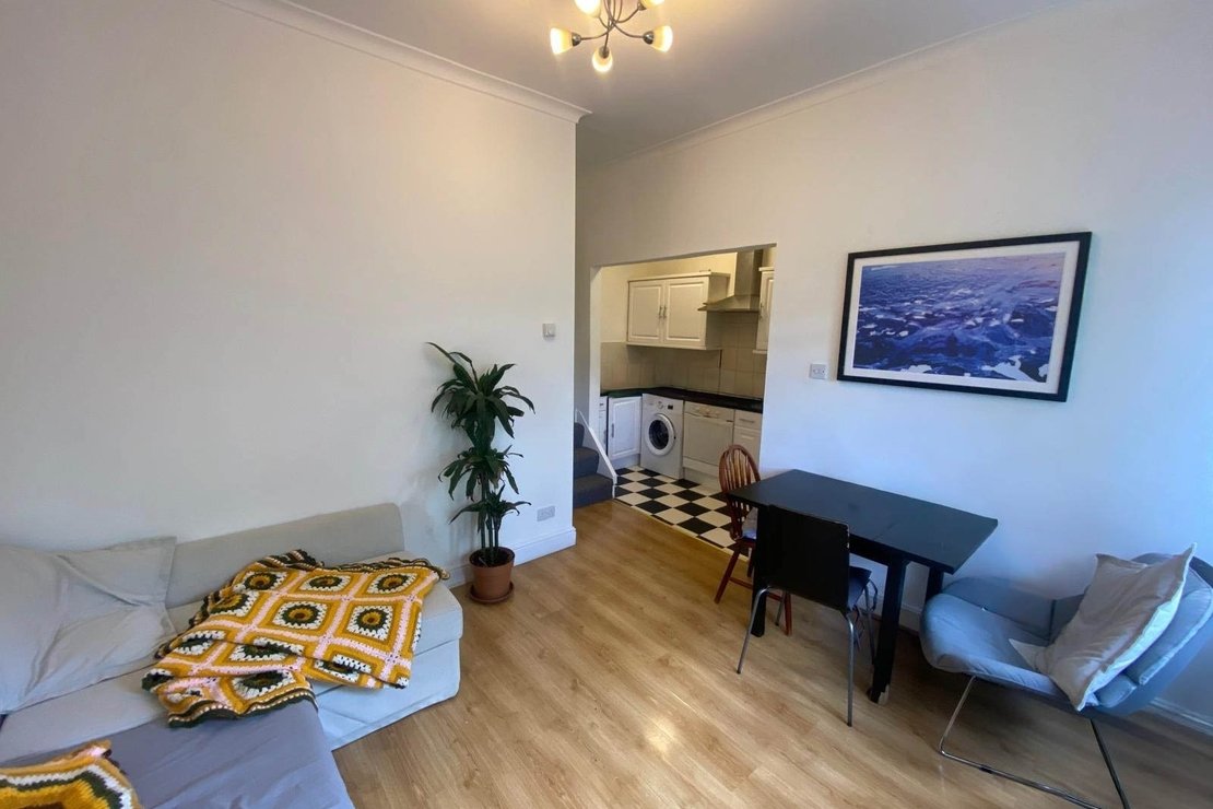 3 bedroom Flat to rent in Brondesbury Road-view2