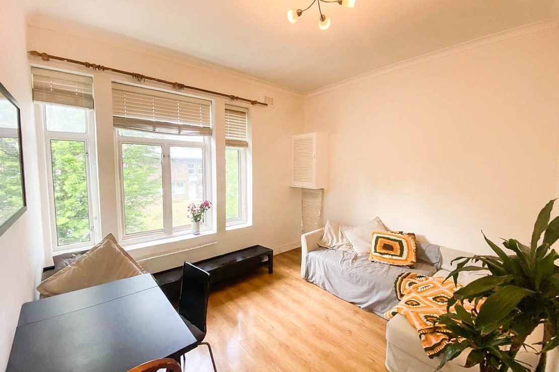 3 bedroom Flat to rent in Brondesbury Road-view1