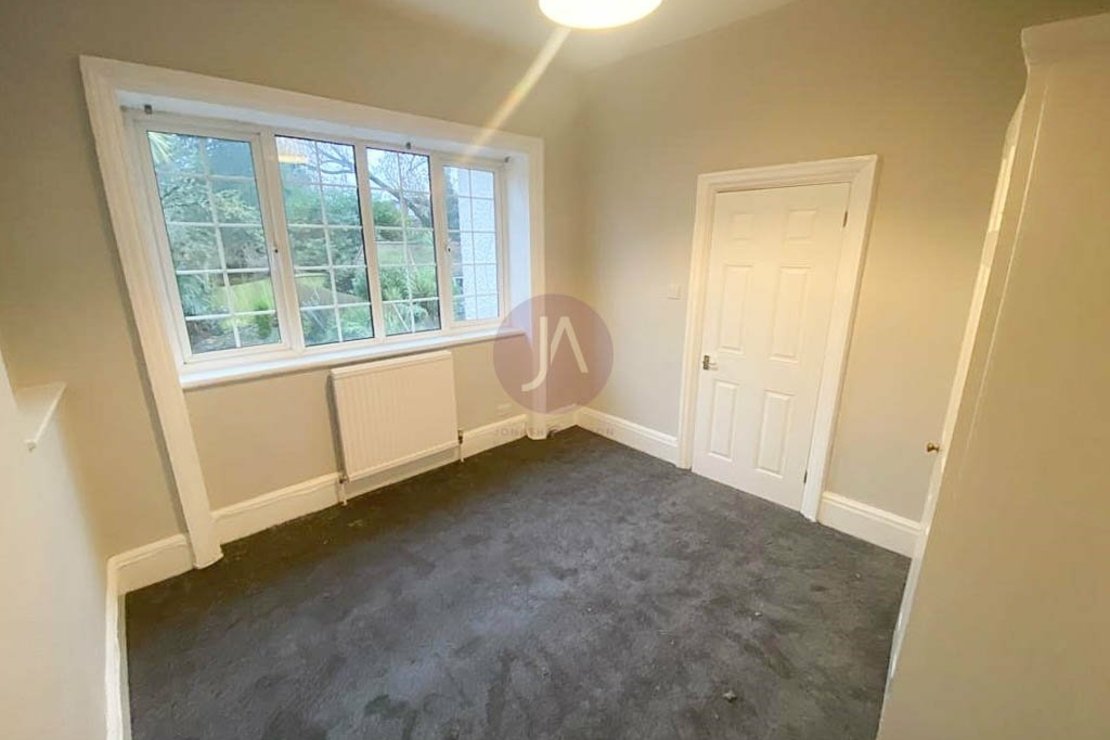 1 bedroom Flat to rent in Burgess Hill-view8