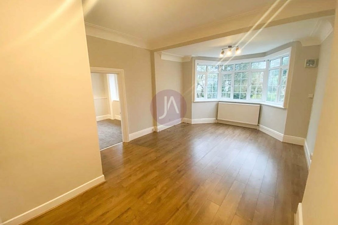 1 bedroom Flat to rent in Burgess Hill-view1