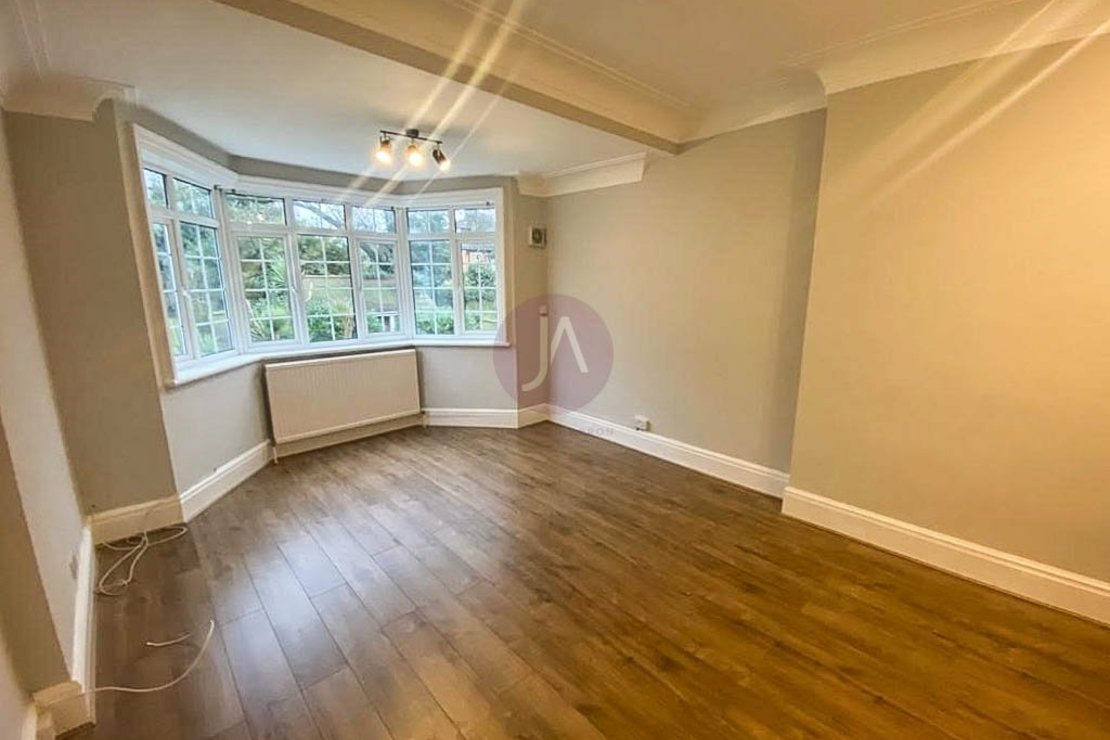 1 bedroom Flat to rent in Burgess Hill-view3