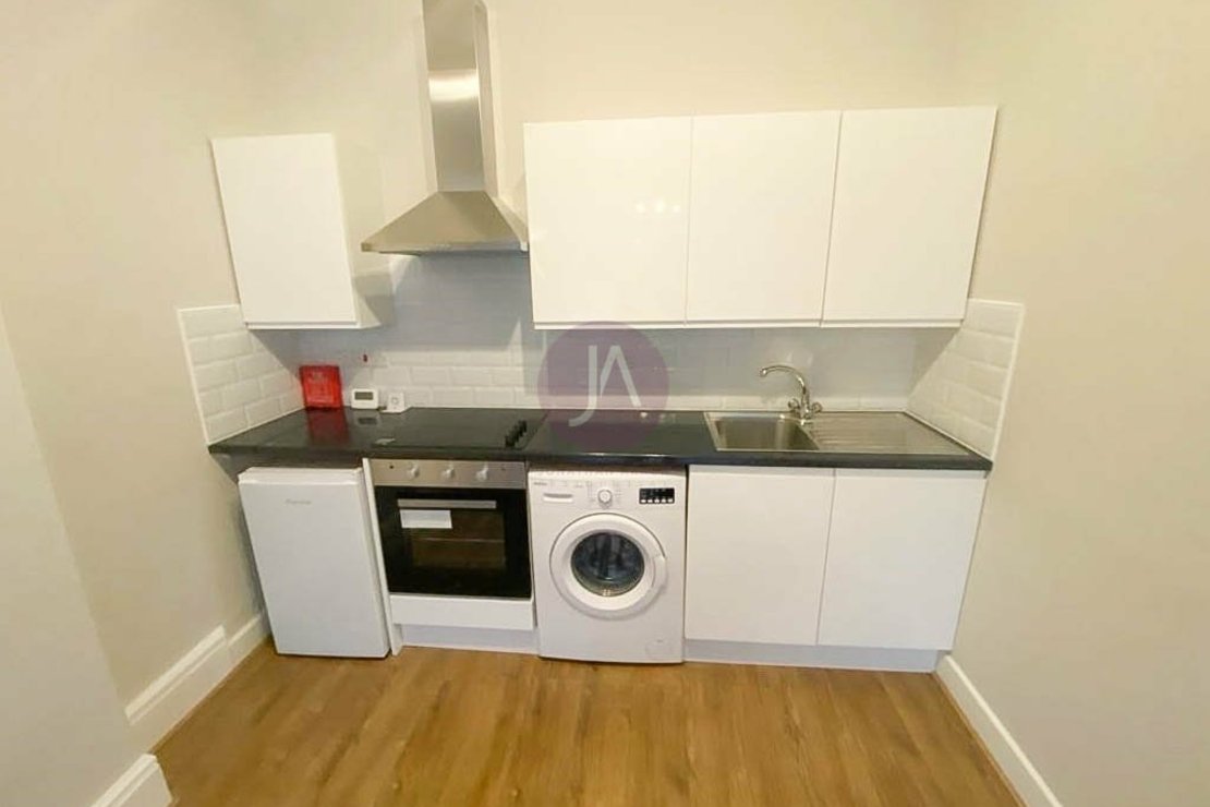 1 bedroom Flat to rent in Burgess Hill-view5