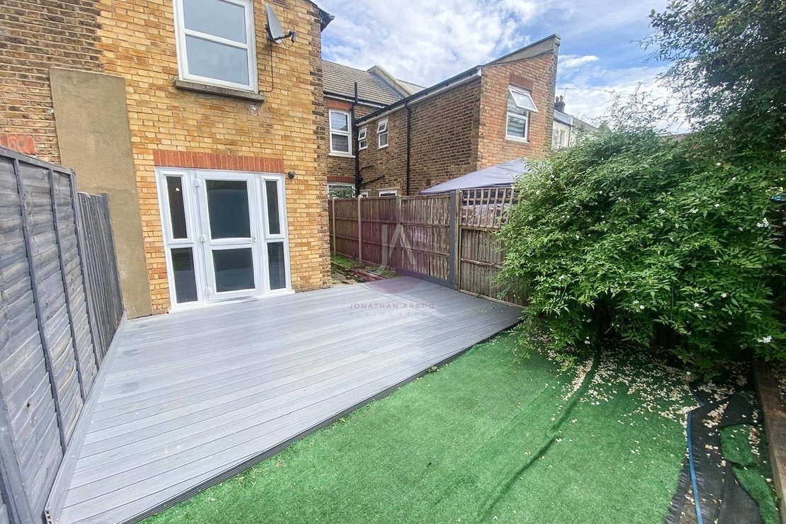 1 bedroom Flat to rent in Chaplin Road-view1