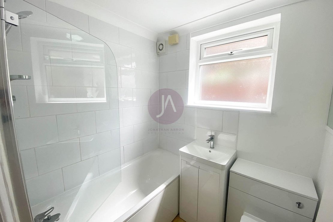 1 bedroom Flat to rent in Chaplin Road-view5