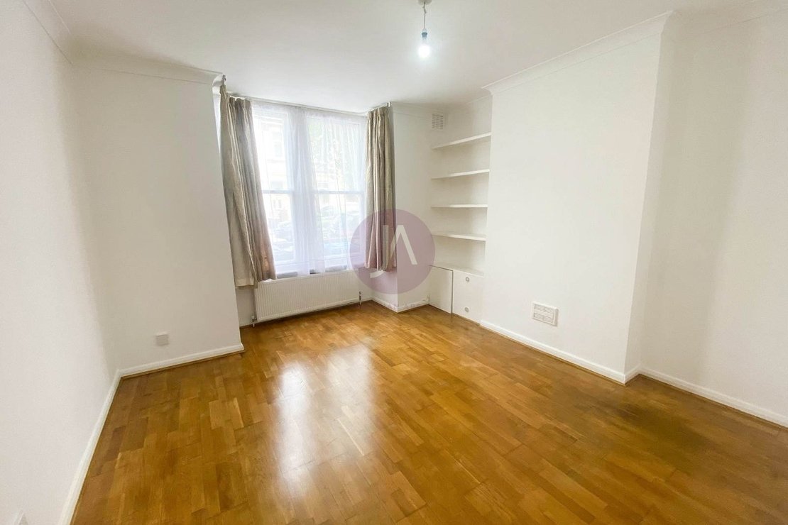 1 bedroom Flat to rent in Chaplin Road-view2