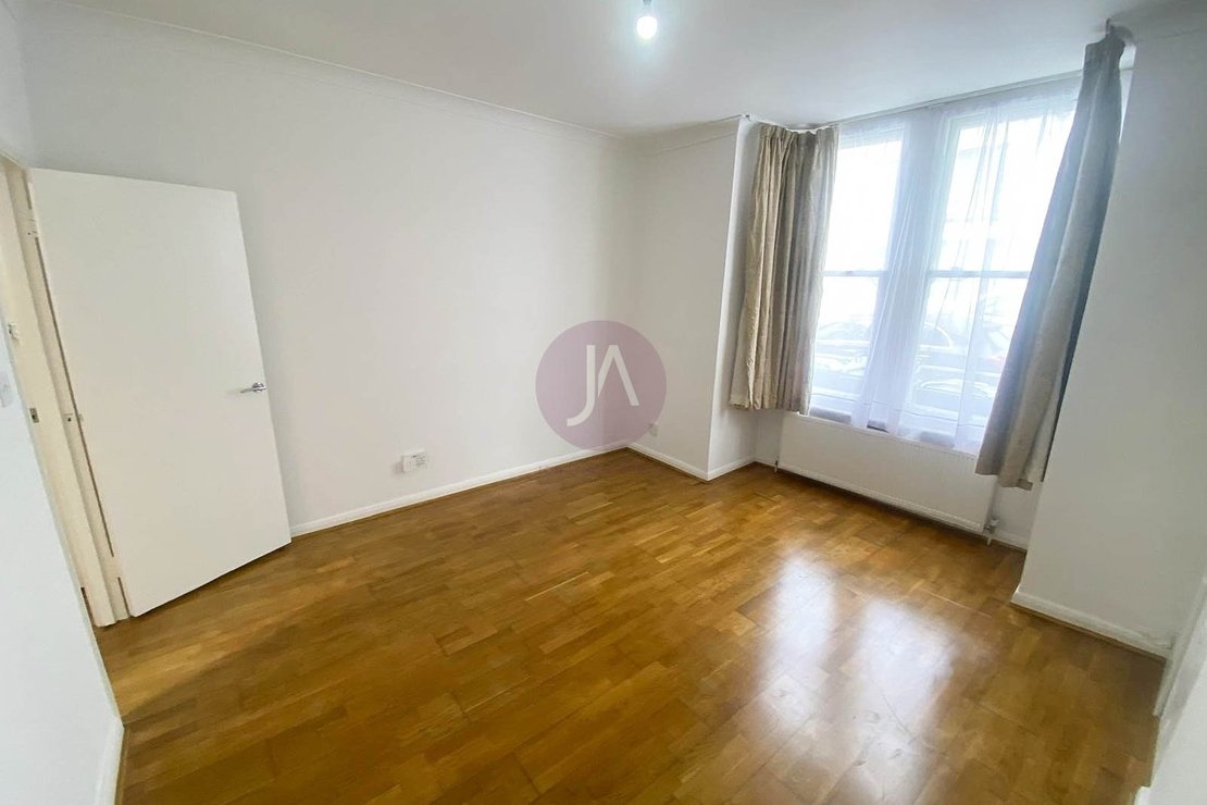 1 bedroom Flat to rent in Chaplin Road-view6