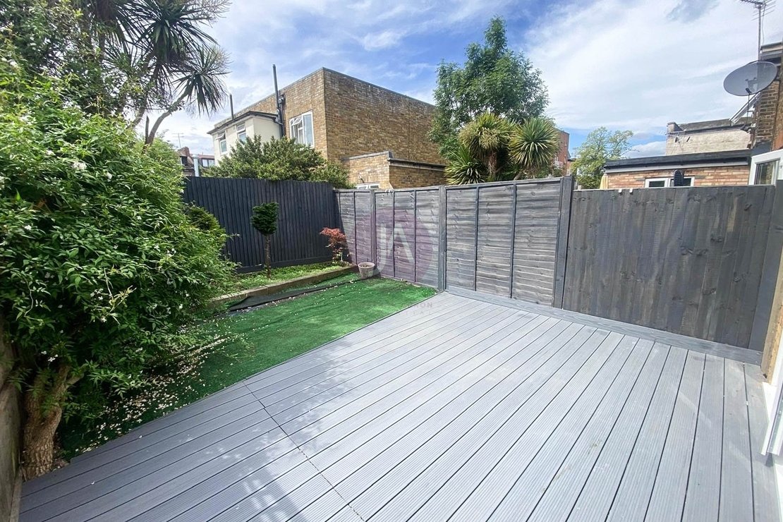 1 bedroom Flat to rent in Chaplin Road-view3