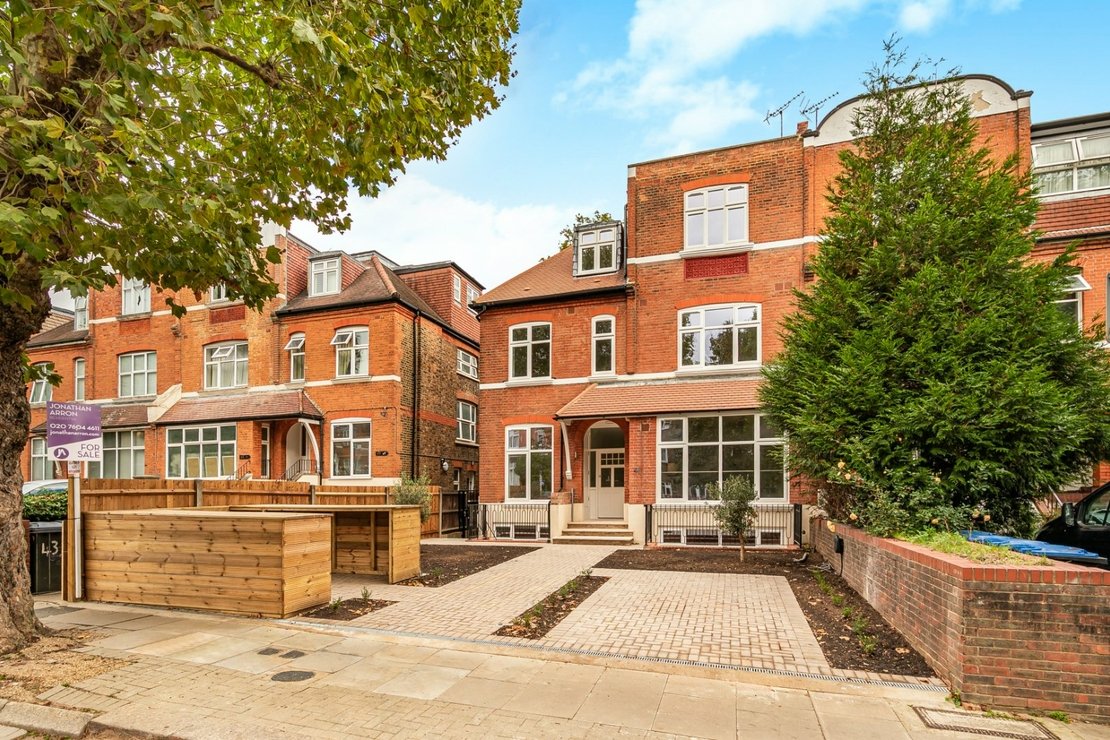 2 bedroom Flat to rent in Chatsworth Road-view2