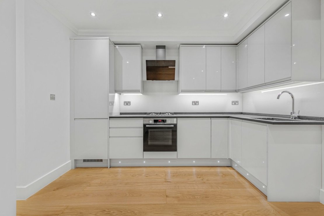 2 bedroom Flat to rent in Chatsworth Road-view3