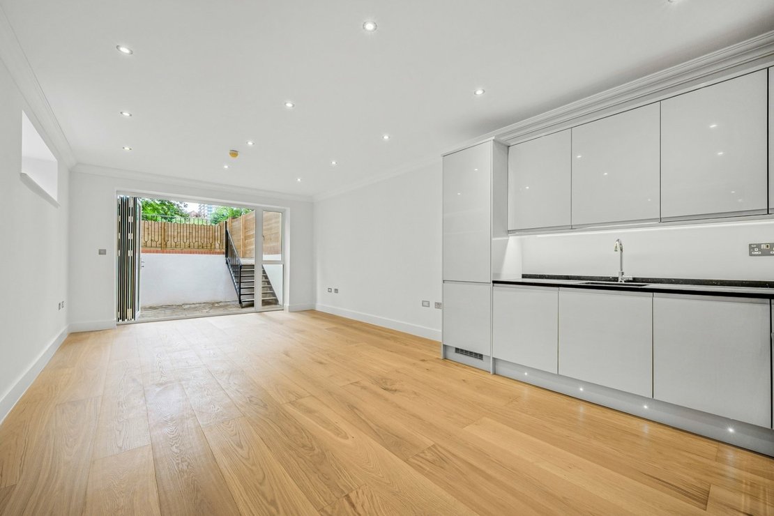 3 bedroom Flat to rent in Chatsworth Road-view2