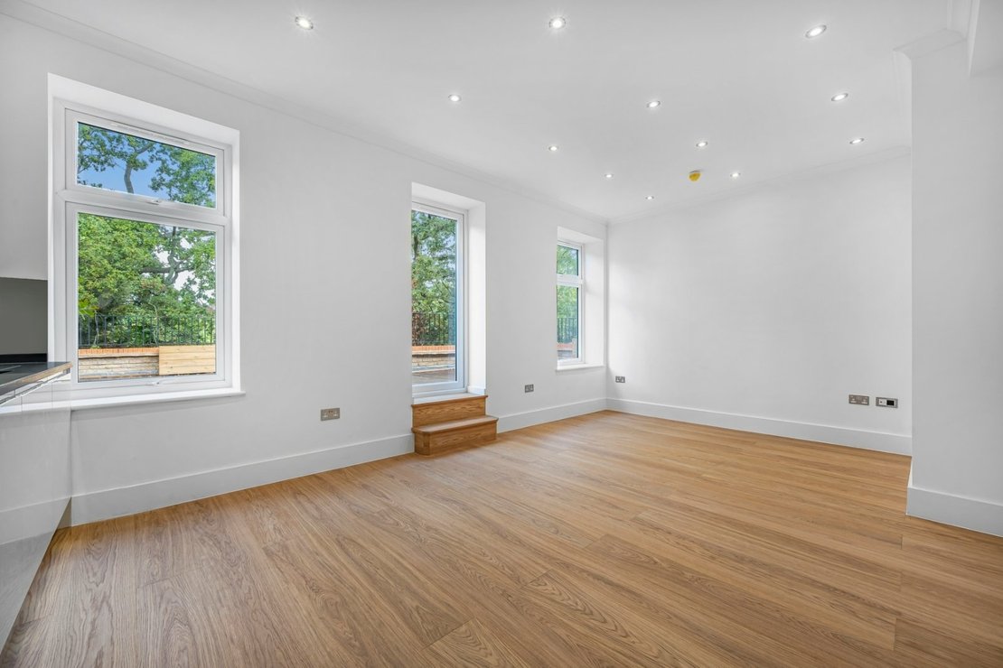 3 bedroom Flat to rent in Chatsworth Road-view4