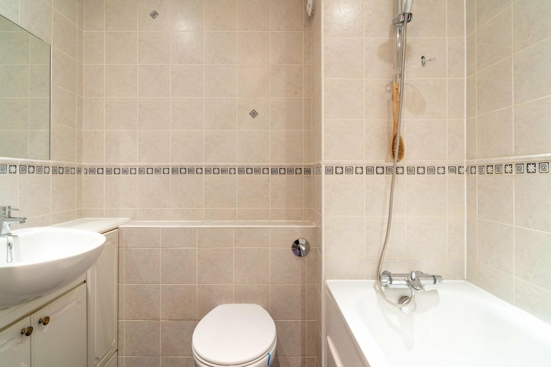 2 bedroom Maisonette to rent in Claire Court-view8