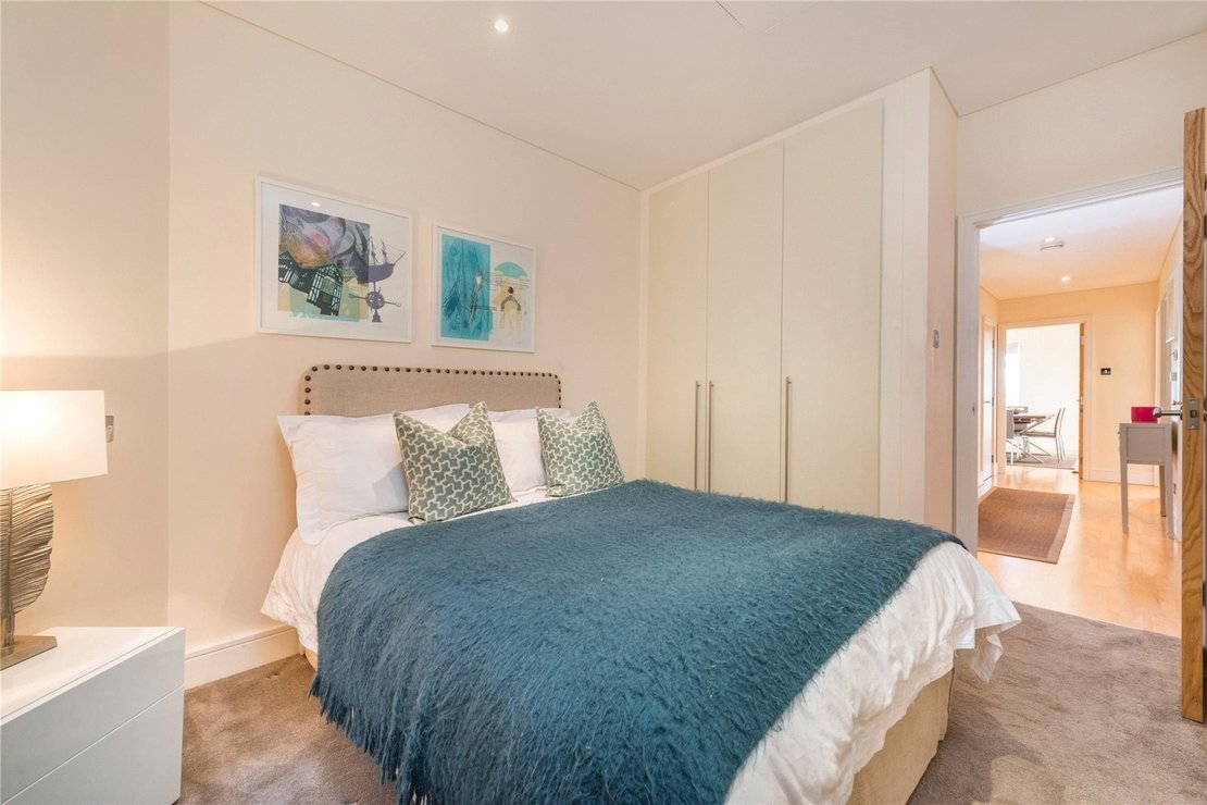 2 bedroom Flat to rent in Clarendon Court-view7