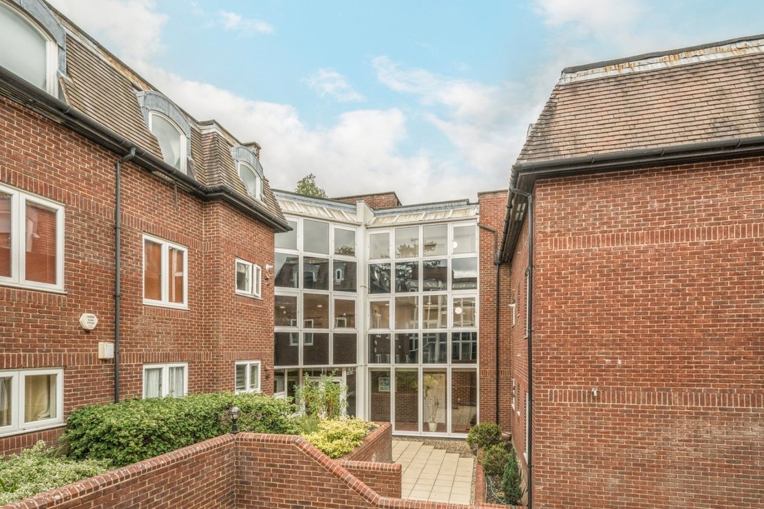 2 bedroom Flat to rent in Clarendon Court-view13