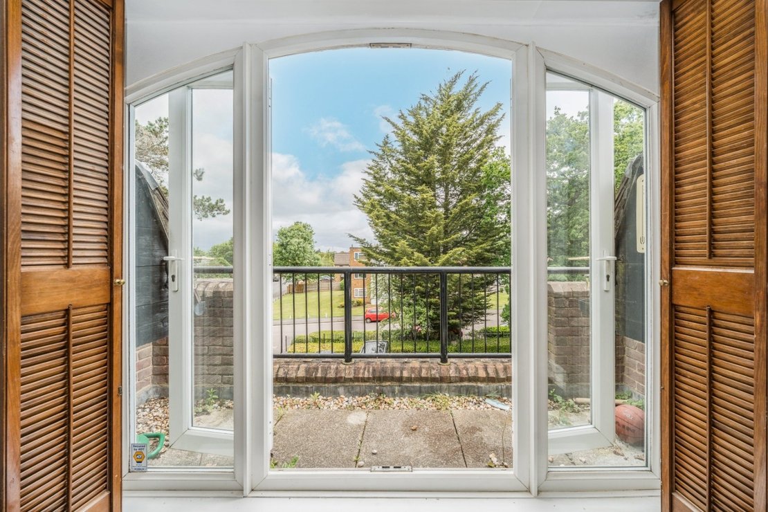 2 bedroom Flat to rent in Clarendon Court-view3