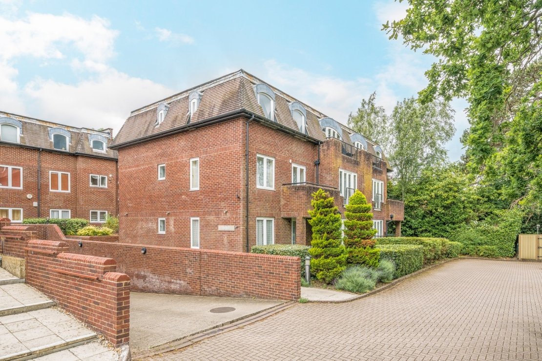 2 bedroom Flat to rent in Clarendon Court-view14