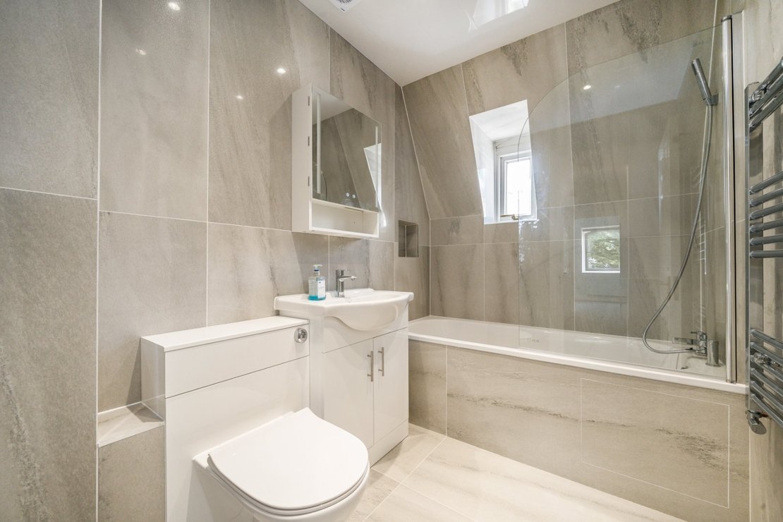 2 bedroom Flat to rent in Clarendon Court-view6
