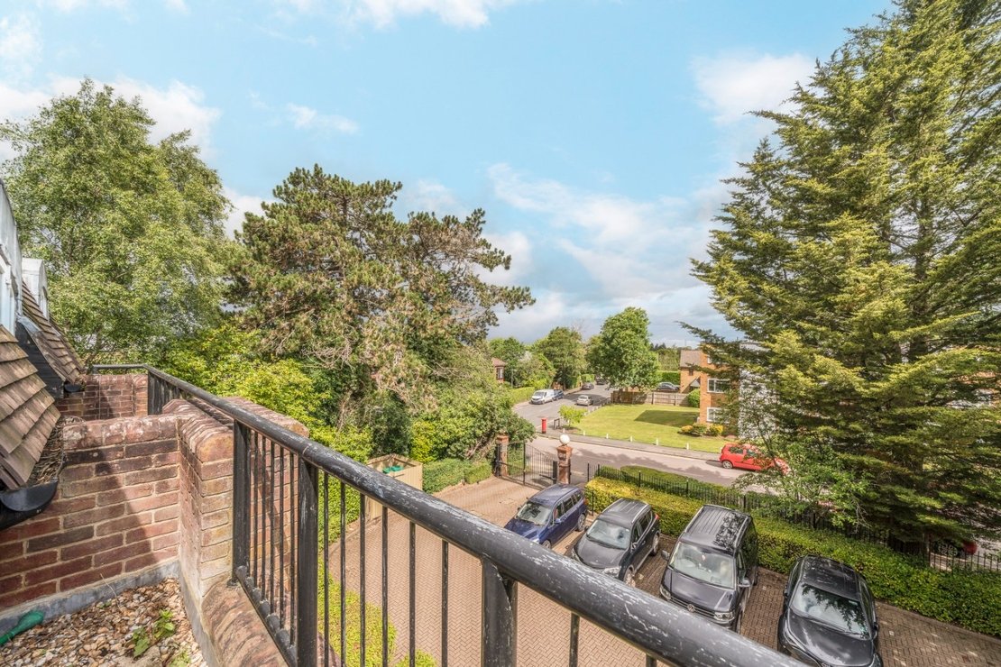 2 bedroom Flat to rent in Clarendon Court-view11