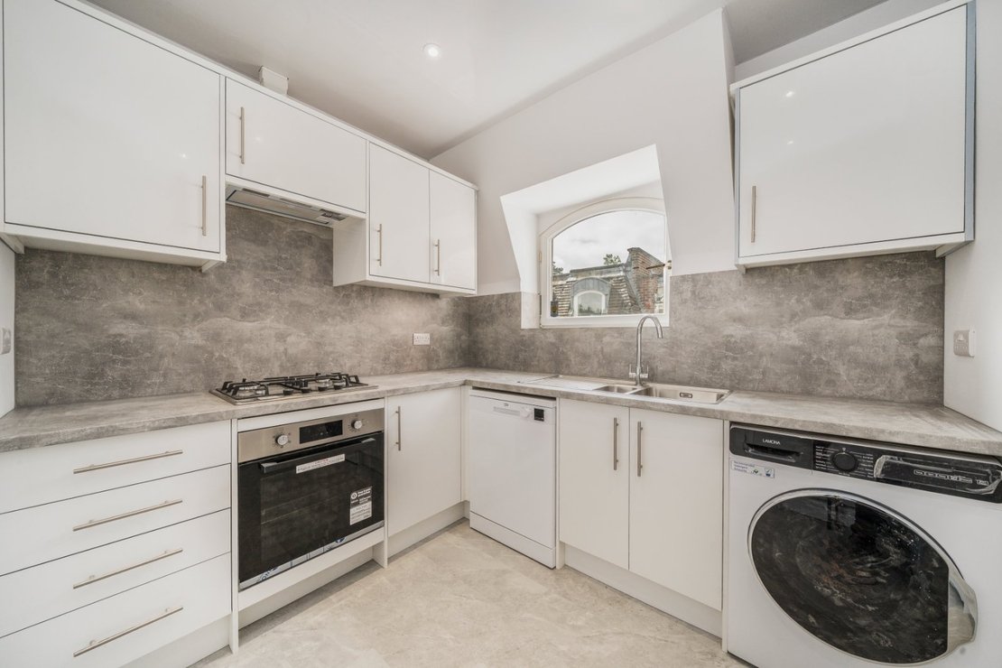 2 bedroom Flat to rent in Clarendon Court-view4