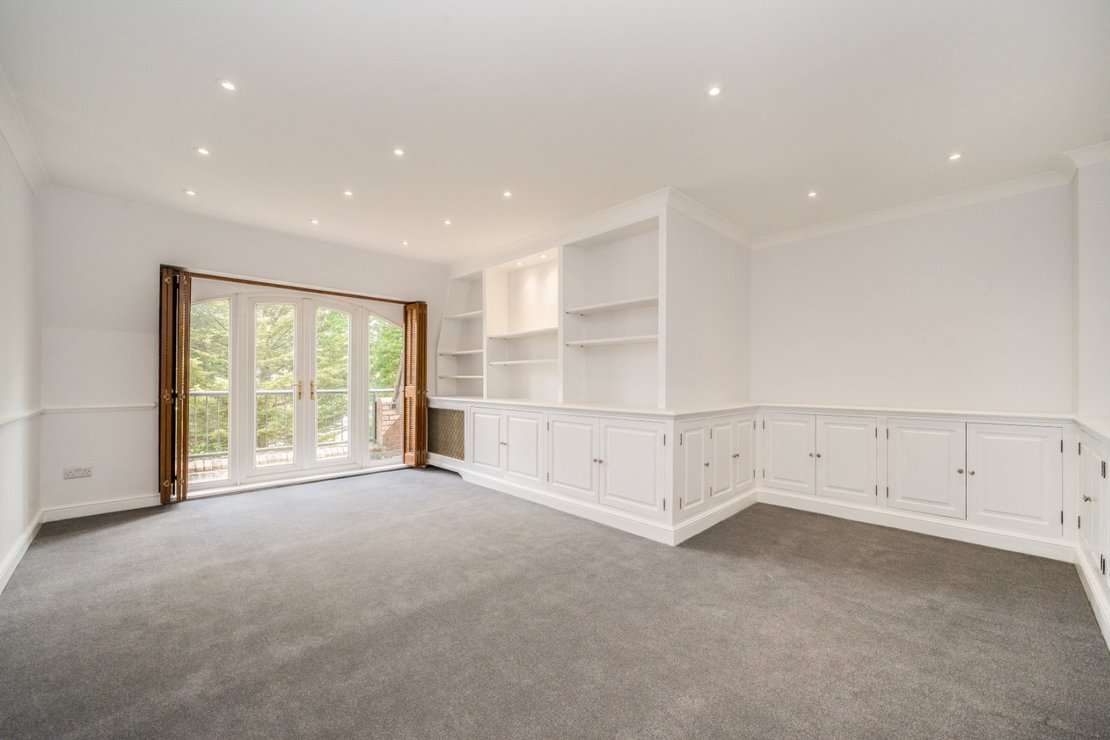 2 bedroom Flat to rent in Clarendon Court-view1