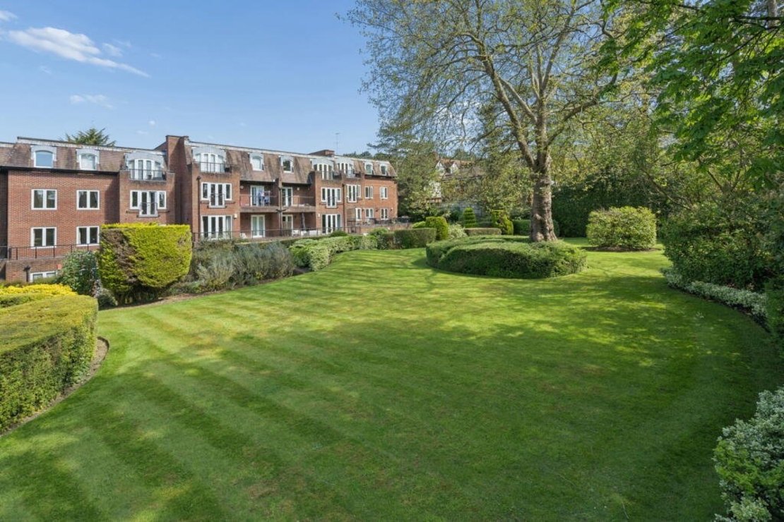 2 bedroom Flat to rent in Clarendon Court-view10